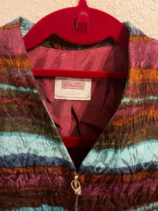 Chaqueta elegante morada y turquesa