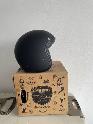 Casco de moto negro mate
