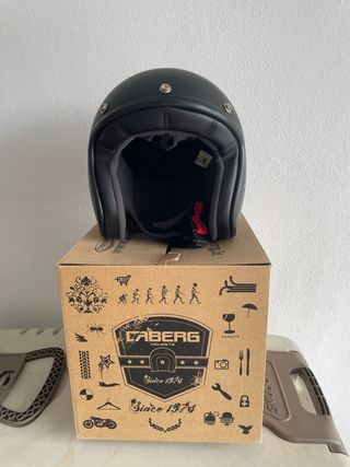 Casco de moto negro mate