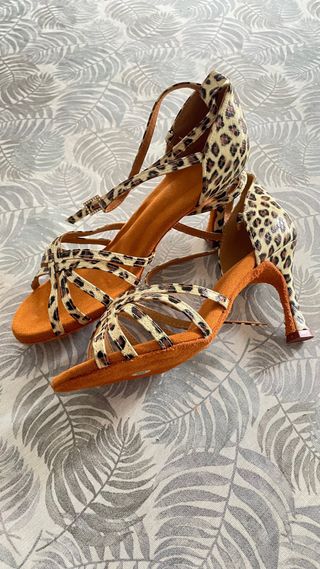 Zapatos de baile tacón leopardo