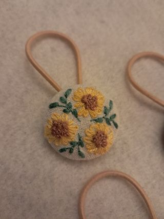 Elastico capelli bottone ricamato a mano