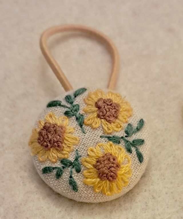 Elastico capelli bottone ricamato a mano