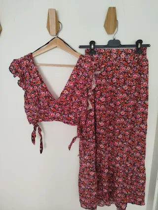Conjunto top y falda floral sin estrenar
