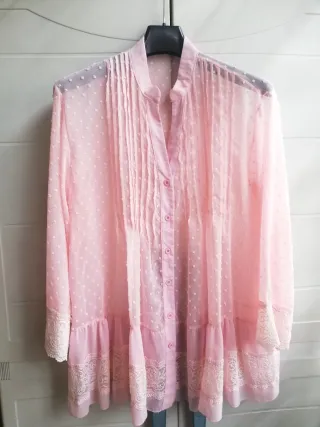Blusa rosa con encaje y volantes