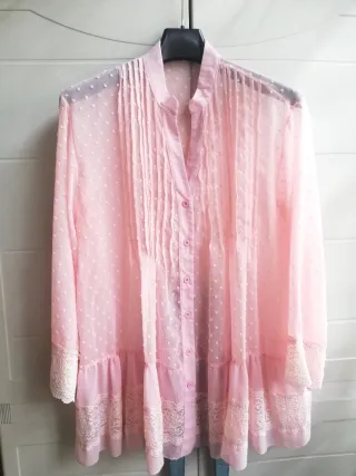 Blusa rosa con encaje y volantes
