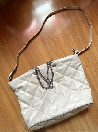 Bolso grande Stradivarius acolchado con cadena
