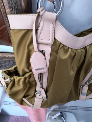 Bolso DKNY dorado y cuero beige