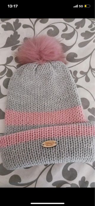 Gorro de lana gris y rosa con pompón