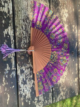 Abanico morado con estampado floral