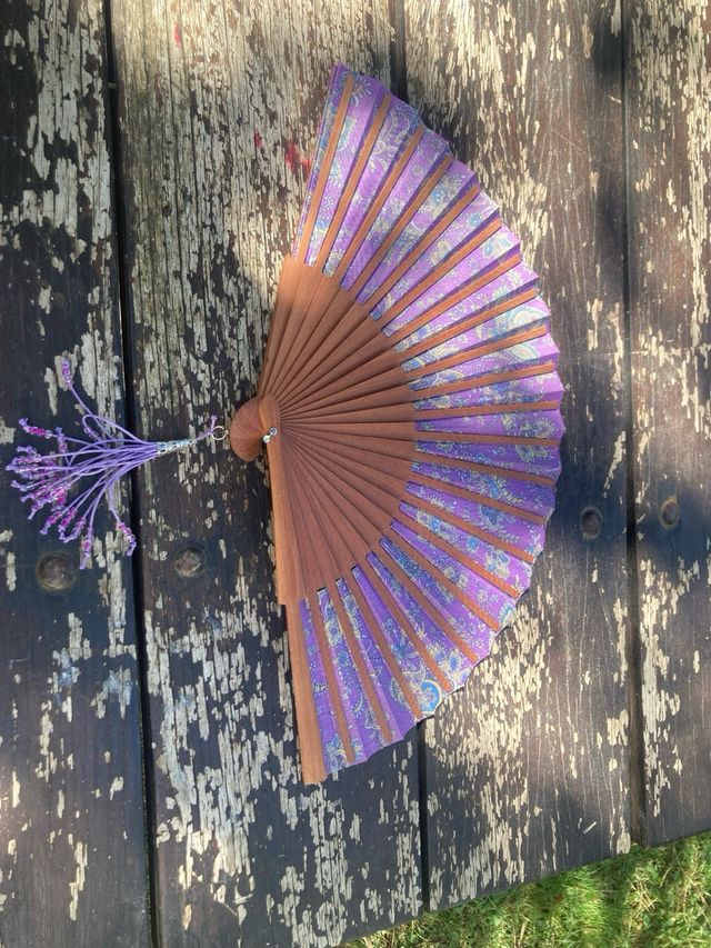 Abanico morado con estampado floral