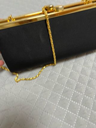Bolso de fiesta negro con cadena dorada