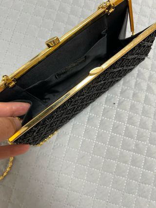 Bolso de fiesta negro con cadena dorada