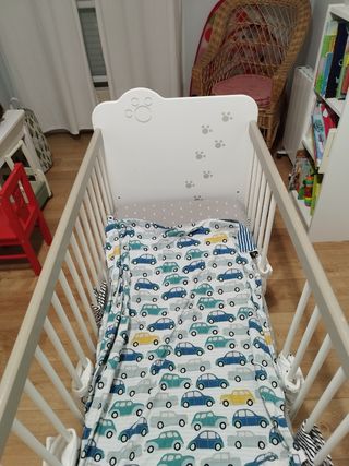 Cuna con colchón y ropa de cama