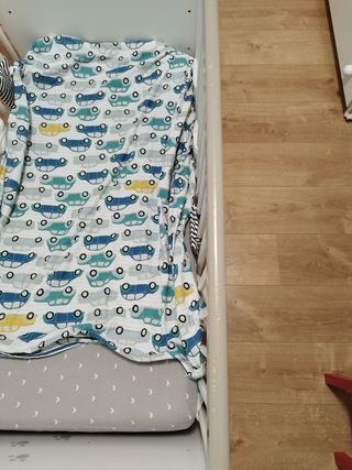 Cuna con colchón y ropa de cama