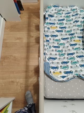 Cuna con colchón y ropa de cama