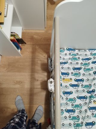 Cuna con colchón y ropa de cama