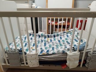 Cuna con colchón y ropa de cama