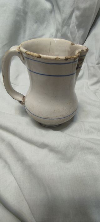 Jarra antigua esmaltada con rayas azules y lañas