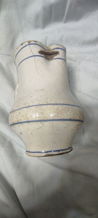 Jarra antigua esmaltada con rayas azules y lañas