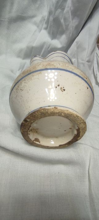 Jarra antigua esmaltada con rayas azules y lañas