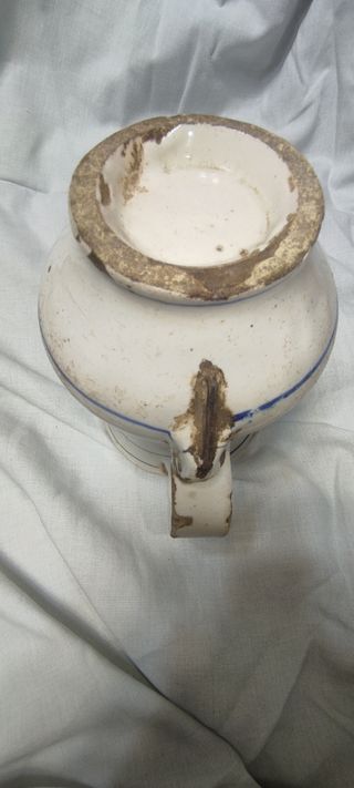 Jarra antigua esmaltada con rayas azules y lañas