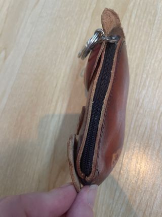 Monedero de piel con diseño de oso