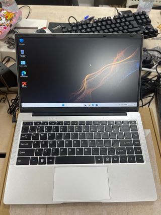 Portátil Intel Celeron N4000 6GB RAM 256GB V811