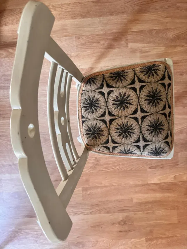 Silla tapizada beige y negra