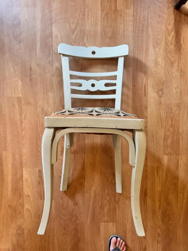 Silla tapizada beige y negra