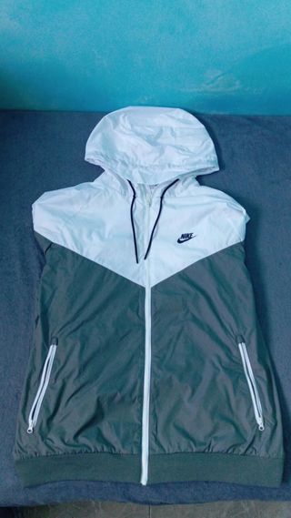 Chaqueta Nike Windrunner Blanca y Verde Oliva