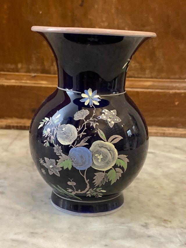 Vaso in ceramica blu con fiori germany