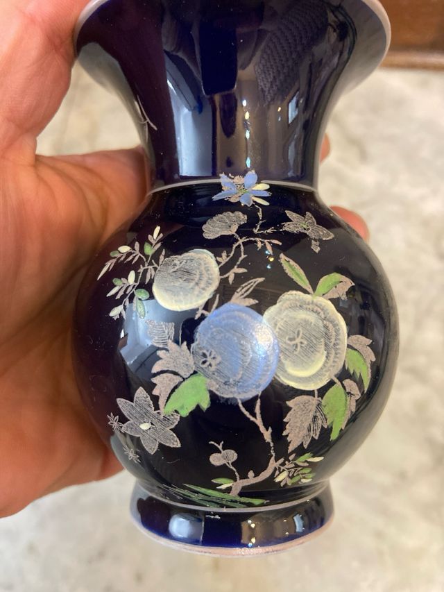 Vaso in ceramica blu con fiori germany