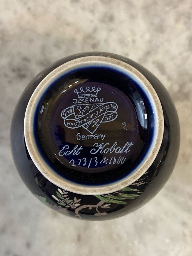 Vaso in ceramica blu con fiori germany