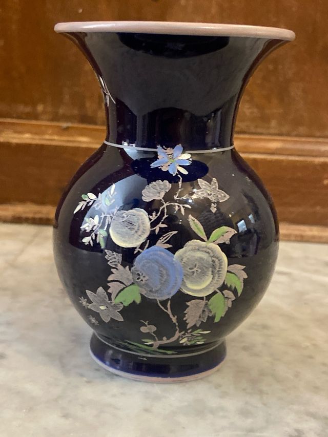 Vaso in ceramica blu con fiori germany