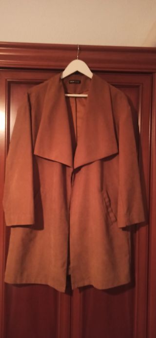 Chaquetón fino tipo gabardina