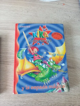 Kika Superbruja y la espada mágica (Spanish Edi...