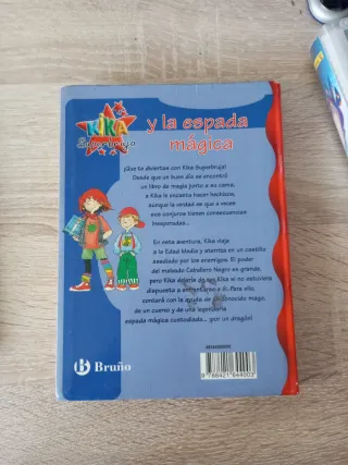 Kika Superbruja y la espada mágica (Spanish Edi...