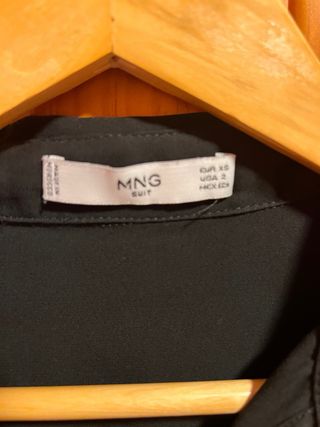 Blusa MNG Suit negra fluida talla XS