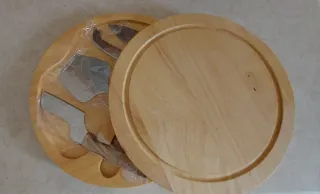 Tagliere per formaggio con coltelli