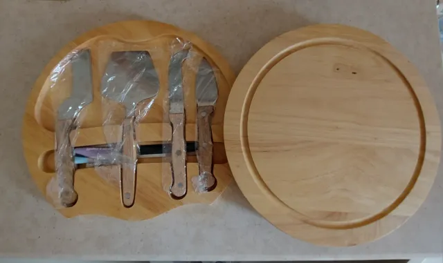 Tagliere per formaggio con coltelli