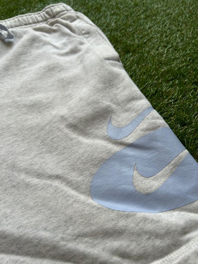 Pantalón corto Nike gris logo azul Talla L