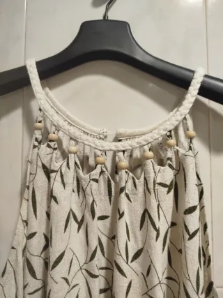 Vestido de verano con estampado de hojas