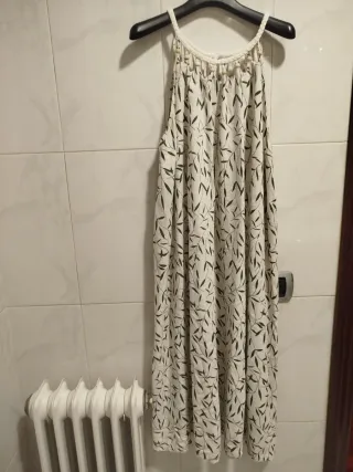 Vestido de verano con estampado de hojas