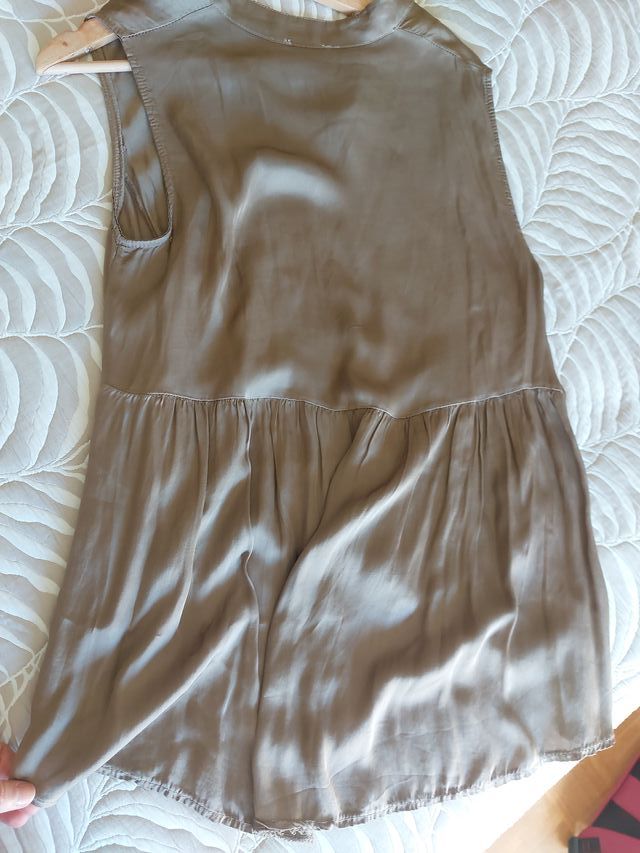 Blusa satinada caqui sin mangas