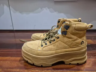 Botas de montaña beige