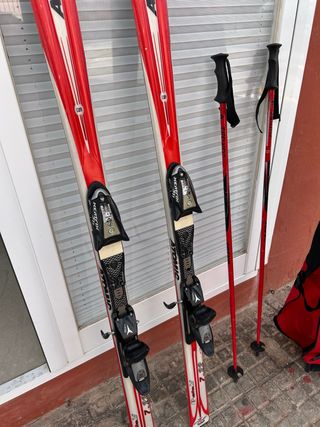 Esquís y bastones Atomic