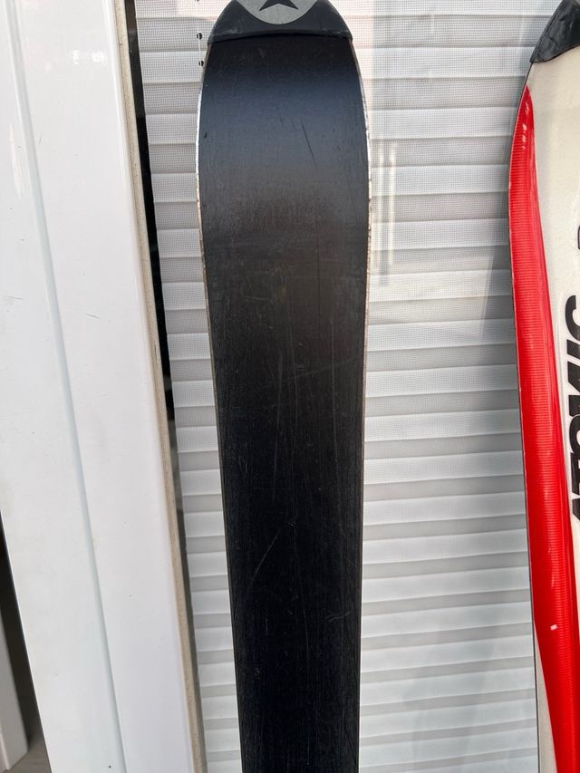 Esquís y bastones Atomic