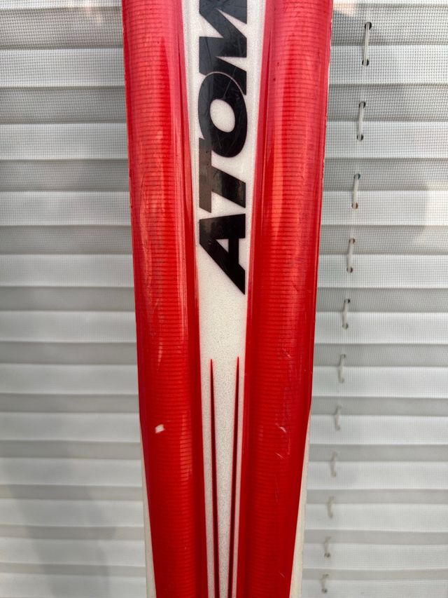 Esquís y bastones Atomic