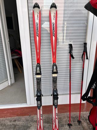 Esquís y bastones Atomic