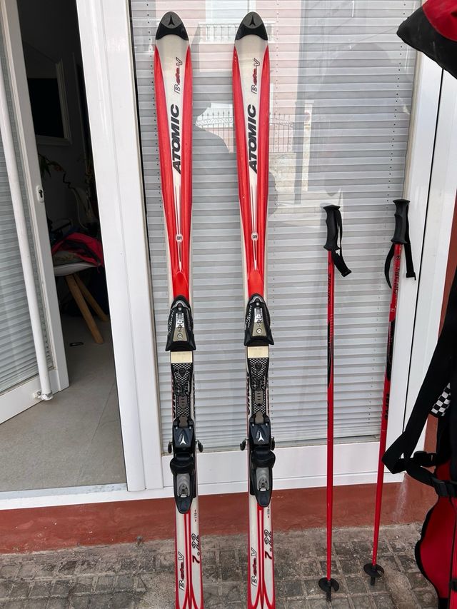 Esquís y bastones Atomic